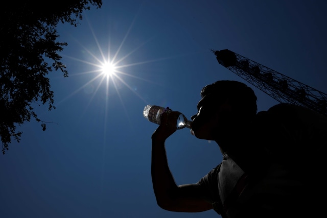 Ilustrasi cuaca panas. Foto: Miguel MEDINA / AFP