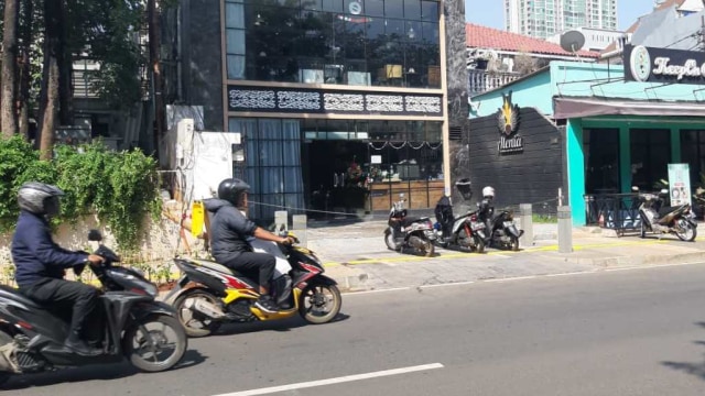 Trotoar kemang di jadikan tempat parkir motor