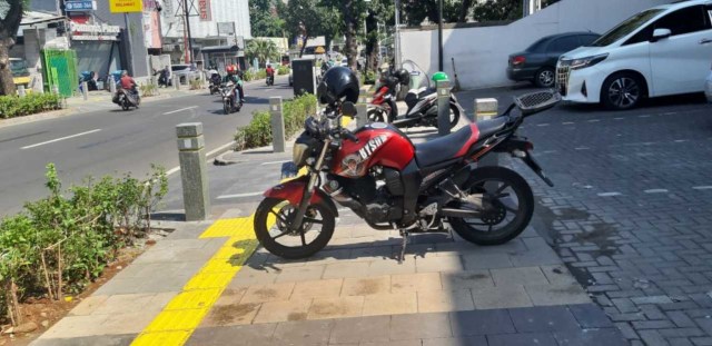 Trotoar kemang di jadikan tempat parkir motor