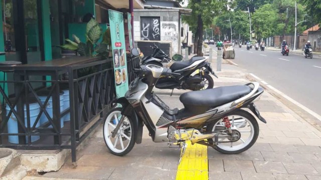 Trotoar kemang di jadikan tempat parkir motor