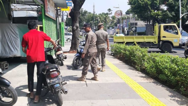 Trotoar kemang di jadikan tempat parkir motor