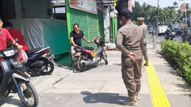 Trotoar kemang di jadikan tempat parkir motor