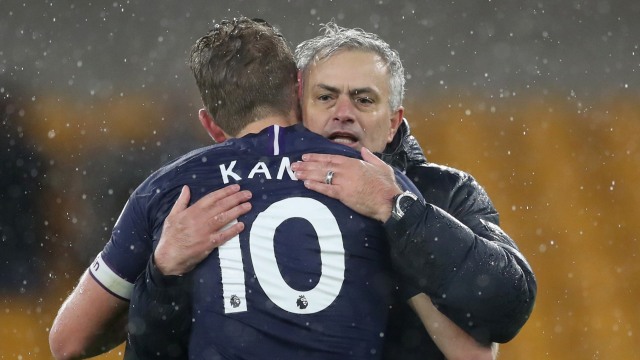 Jose Mourinho memeluk Harry Kane.  Foto: Reuters/Carl Recine