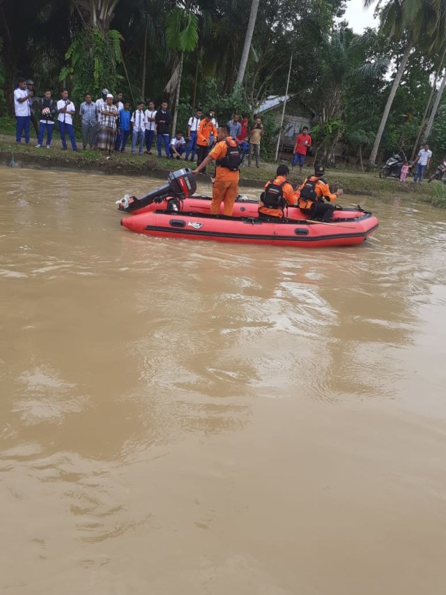 Tim SAR melakukan pencarian korban tenggelam di sungai Alue Raya, Lhokseumawe, Aceh. Foto: Dok. SAR Banda Aceh