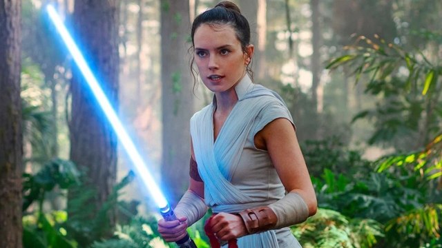 Rey memegang lightsaber di 'Star Wars: The Rise of Skywalker' Foto: Star Wars