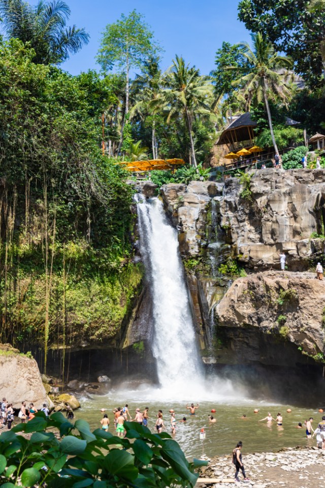 Air Terjun Tegenungan, salah satu destinasi wisata yang bisa dikunjungi saat berada di Ubud. Foto: Shutterstock