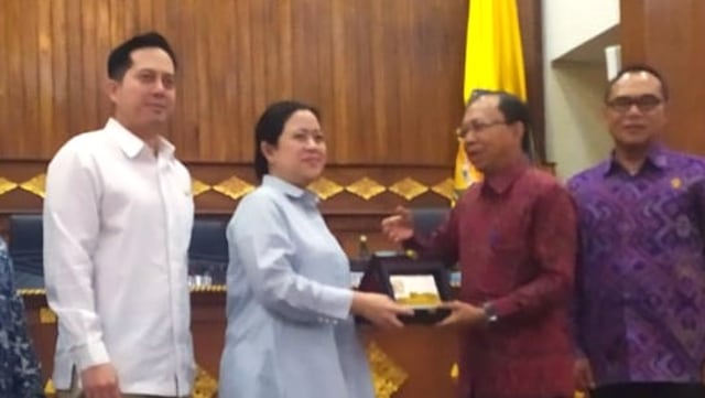 Puan Maharani serahkan plakat pada Gubernur Bali Wayan Koster (ACH)