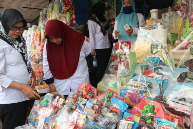 Pengawasan parsel yang dilakukan BPOM di Jalan Gajahmada, Kecamatan Palu Barat, Kota Palu. Foto: Lia/PaluPoso