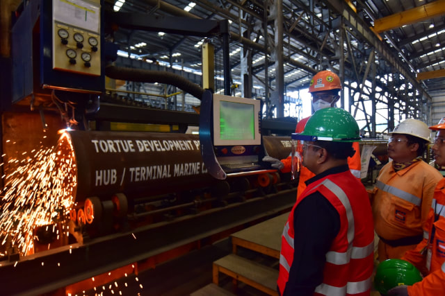 ﻿﻿Bupati Karimun meninjau Proyek Tortue Development Project Phase 1 Hub/Terminal Marine Civil dan Facilities Scope di PT. Saipem. Foto : Istimewa