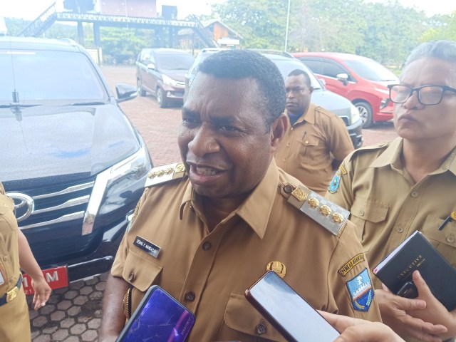 Bupati Kabupaten Manokwari, Demas Paulus Mandacan. (BumiPapua.com/Irsye Simbar)