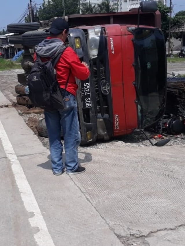 Truk pengankut besi terguling di Bogor timpa 4 motor. Foto: Dok. Istimewa