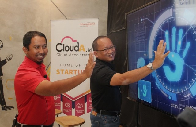 Sihmirmo Adi, CEO Telkomsigma (kanan) dan Arif Rosy, VP Cloud Development & Solution Telkomsigma saat peluncuran CloudA.id. (dok. Telkomsigma)