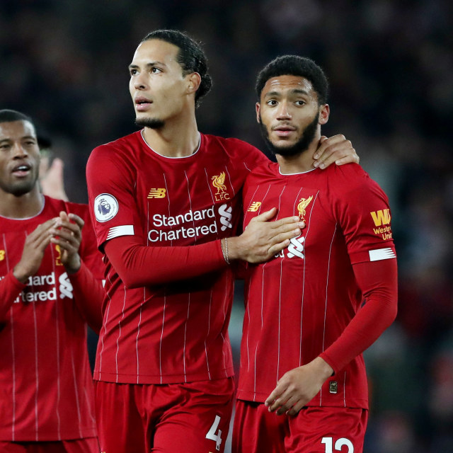 Joe Gomez (kanan) dan Virgil van Dijk, dua bek Liverpool. Foto: REUTERS/Scott Heppell