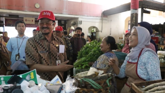 Purnomo memantau harga jelang Nataru di Pasar Gede, Solo, Jawa Tengah, Rabu (18/12). Foto: Dok. Istimewa 