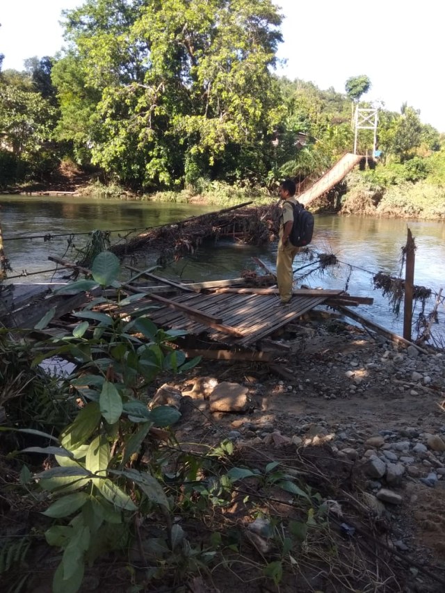 Kondisi jembatan di Dusun Setugas, Desa Sebabas, Kecamatan Nanga Mahap, Kabupaten Sekadau, putus. Foto: Dok. Budi Arjo