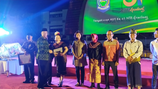 Gubernur NTB Zulkieflimansyah, CEO AirAsia Veranita Yosephin
