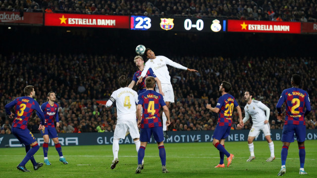 Duel El Clasico antara Real Madrid melawan Barcelona. Foto: REUTERS/Albert Gea