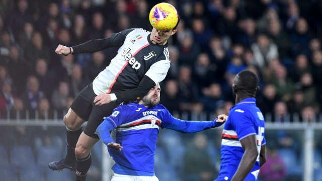Cristiano Ronaldo melompat 'bak Superman' untuk mencetak gol di sebuah laga Juventus vs Sampdoria. Foto: REUTERS/Jennifer Lorenzini