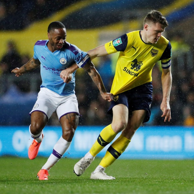 Pemain Manchester City, Raheem Sterling, dikawal oleh pemain Oxford United. Foto: Reuters/John Sibley