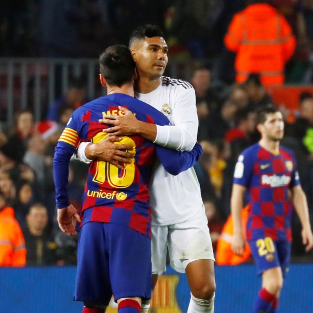 Lionel Messi dan Casemiro usai laga El Clasico berakhir imbang. Foto: REUTERS/Juan Medina