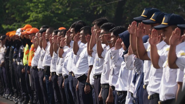 Apel Gelar Pasukan Angkutan Natal & Tahun Baru 2019/2020 di Lapangan Parkir Stasiun Gambir, Jakarta, Kamis (19/12). Foto: Irfan Adi Saputra/kumparan