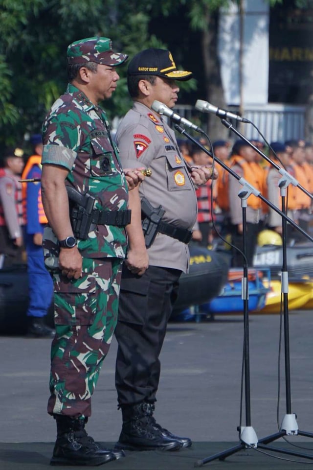 Kapolda Metro Jaya Irjen Pol Gatot Eddy Pramono dan Pangdam Jaya Mayjen TNI Eko Margiyono saat memimpin Apel gelar pasukan, Kamis (19/12). Foto: Fanny Kusumawardhani/kumparan