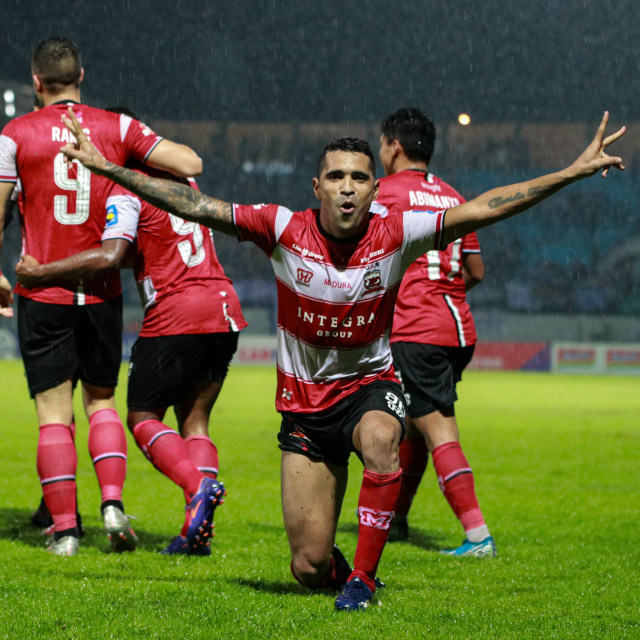 Alberto Goncalves merayakan golnya ke gawang PSIS Semarang. Foto: dok. Media Madura United