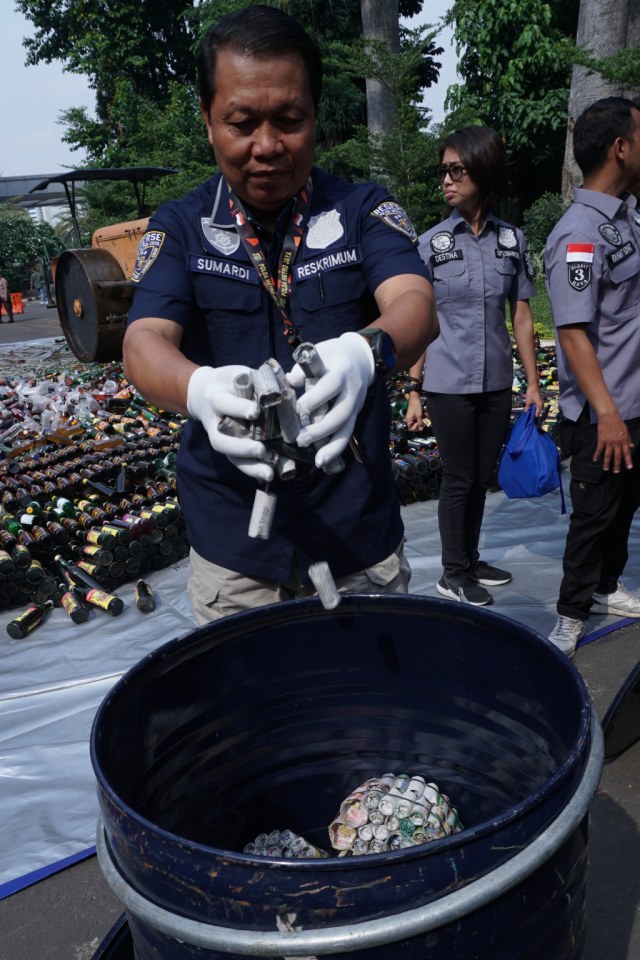 Petugas saat memusnahkan barang bukti di Polda Metro Jaya, Jakarta, Kamis (19/12). Foto: Fanny Kusumawardhani/kumparan