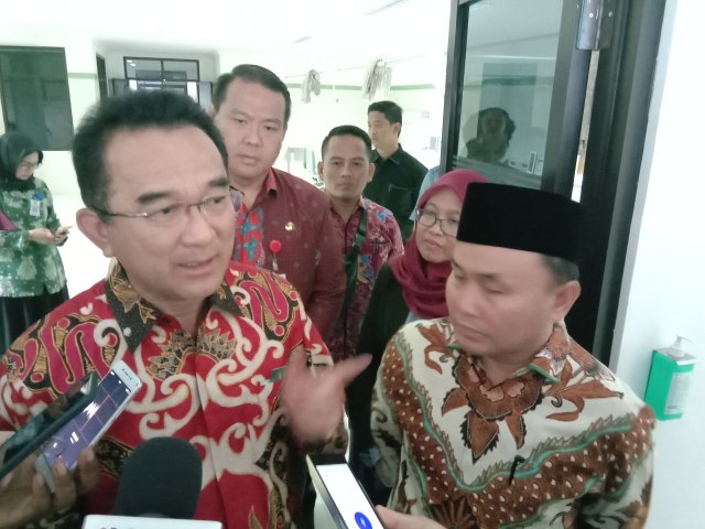Anggota DPR RI Rustianto bersama Gubernur Kalteng Sugianto Sabran usai mengunjungi Adian Napitupulu, Kamis (19/12).