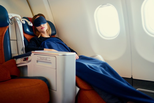 Ilustrasi penumpang First Class tidur di pesawat Foto: Shutter Stock