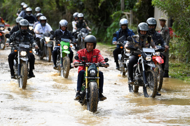 Jokowi tinjau trans Kalimantan