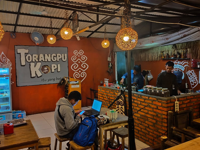 Suasana bar Torangpu Kopi. Foto: Harley Sastha