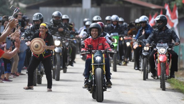 Presiden Joko Widodo (tengah) mengendarai motor Copper saat kunjungan kerja di Kecamatan Krayan, Kabupaten Nunukan, Kalimantan Utara, Kamis (19/12/2019). Foto: ANTARA FOTO/Puspa Perwitasari