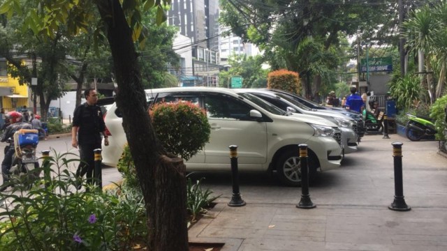 Sejumlah kendaraan parkir di trotoar kawasan Sarinah, Jakarta Pusat. Foto: Andesta Herli Wijaya/kumparan