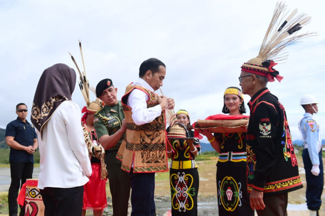 Foto Jokowi Terima Gelar dari Suku Dayak di Kaltara 