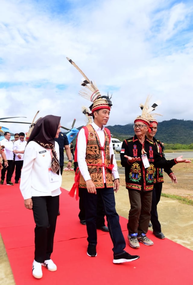 Presiden Joko Widodo dianugerahi gelar adat Dayak Lundayeh saat kunjungan di Kabupaten Nunukan, Kalimantan Utara, Kamis (19/12). Foto: Muchlis Jr / Biro Pers Sekretariat Presiden