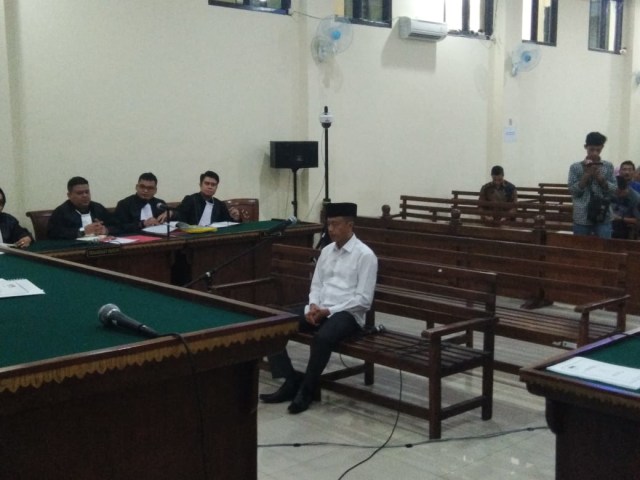 Ket foto: Terdakwa Hendra Wijaya Saleh saat menjalani sidang perdana di Pengadilan Tipikor Tanjungkarang, Kamis (19/12) | Foto: Obbie Fernando/Lampung Geh