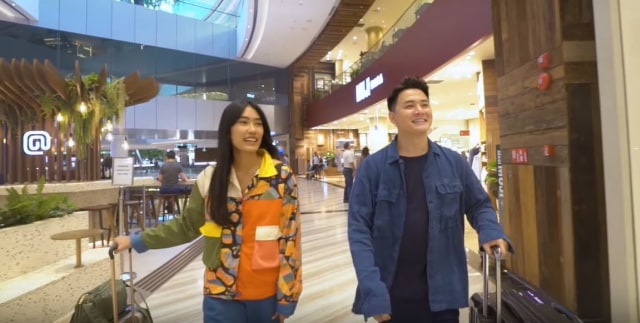 com-Perjalanan Alika dan Reggy di Singapura Foto: YouTube: kumparan