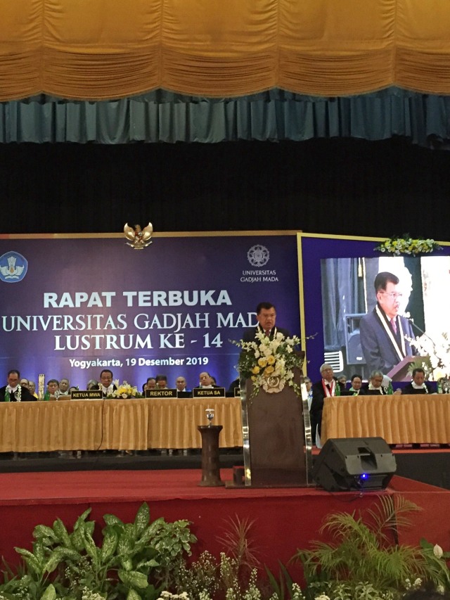 Jusuf Kalla dianugerahi Hamengku Buwana IX Award dari Universitas Gadjah Mada (UGM). Foto: Arfiansyah Panji Purnandaru/kumparan