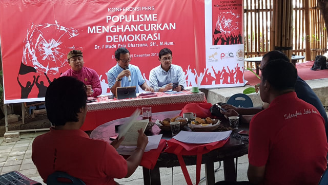 Press Conference dan diskusi serangkaian peluncuran buku 'Populisme Menghacurkan Demokrasi' I Made Pria Dharsana, Kamis (19/12) - ACH