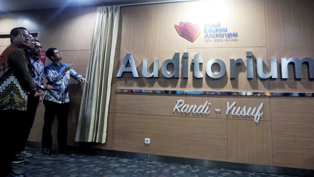 Peresmian auditorium Randi-Yusuf oleh Pimpinan KPK Laode M Syarif, di Gedung ACLC KPK, Jakarta, Kamis (19/12). Foto: Irfan Adi Saputra/kumparan