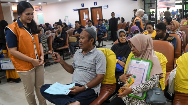 Petugas Penanganan Pengaduan Peserta Rumah Sakit (P3RS) melayani pasien peserta BPJS Kesehatan di Rumah Sakit Jantung Harapan Kita, Jakarta, Kamis (19/12/2019). Foto: ANTARA FOTO/Galih Pradipta