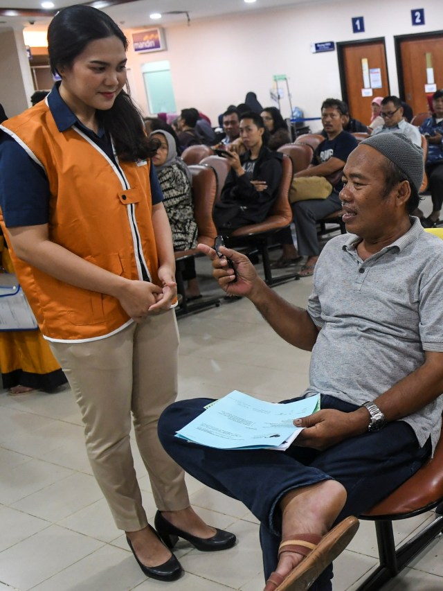 Petugas Penanganan Pengaduan Peserta Rumah Sakit (P3RS) melayani pasien peserta BPJS Kesehatan di Rumah Sakit Jantung Harapan Kita, Jakarta, Kamis (19/12/2019). Foto: ANTARA FOTO/Galih Pradipta