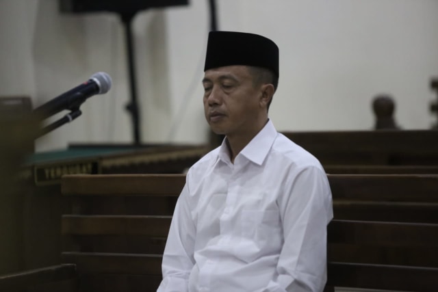 Terdakwa Hendra Wijaya Saleh saat menjalani sidang perdana di Pengadilan Tipikor Tanjungkarang, Kamis (19/12) | Foto: Obbie Fernando/Lampung Geh