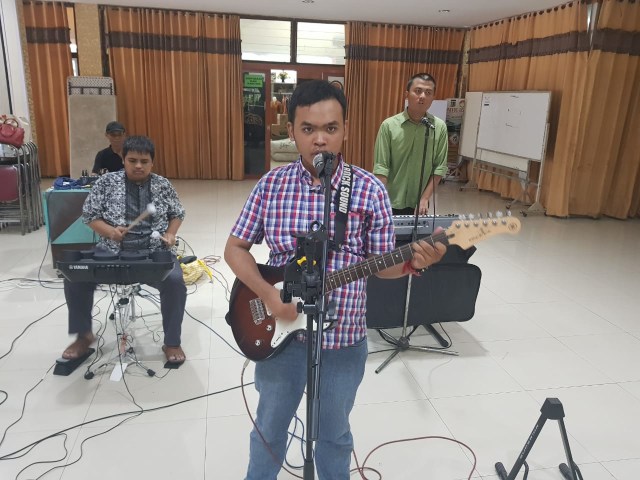 Touch Heart Band, kelompok musik penyandang autisme yang terdiri dari Anharu (gitar dan vokal), Uli (drum), dan Agil (keyboad) saat sesi latihan di Gedung Wanita, Kalibokor, Surabaya (19/12). Foto-foto : Windy Goestiana/Basra