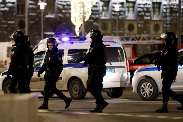 Polisi berjaga setelah insiden penembakan di sekitar gedung Layanan Keamanan Federal (FSB), Moskow, Rusia, Kamis (19/12). Foto: REUTERS/Shamil Zhumatov