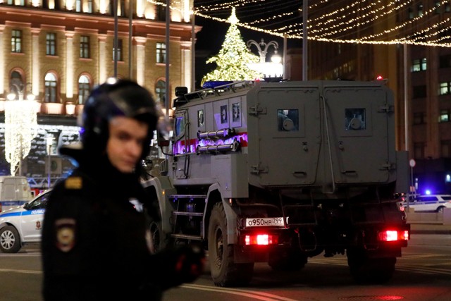 Polisi berjaga setelah insiden penembakan di sekitar gedung Layanan Keamanan Federal (FSB), Moskow, Rusia, Kamis (19/12). Foto: REUTERS/Shamil Zhumatov