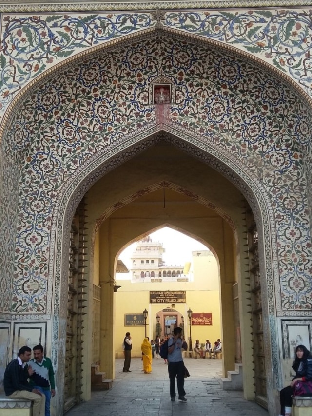 Lukisan canti di pintu masuk Istana Jaipur. Foto: Khiththati/acehkini 