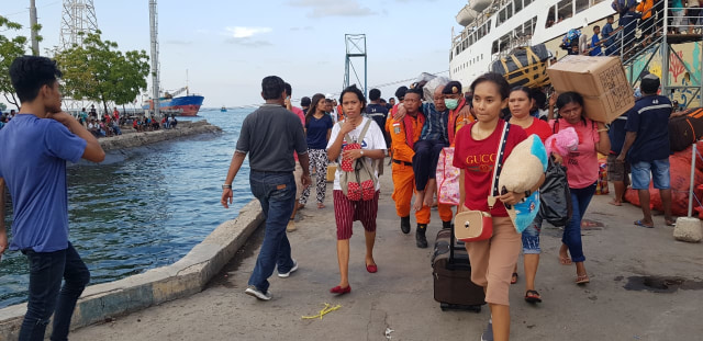 Penumpang mudik natal yang tiba di Pelabuhan L. Say Maumere dengan menumpang KM.Umsini, Kamis (19/12/2019) siang. Foto: Mario WP Sina. 