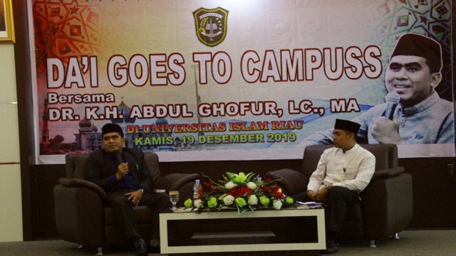 DR KH Abdul Ghofur atau kerap disapa Gus Ghofur saat memberikan ceramah di Universitas Islam Riau (UIR), Kamis, 19 Desember 2019.  